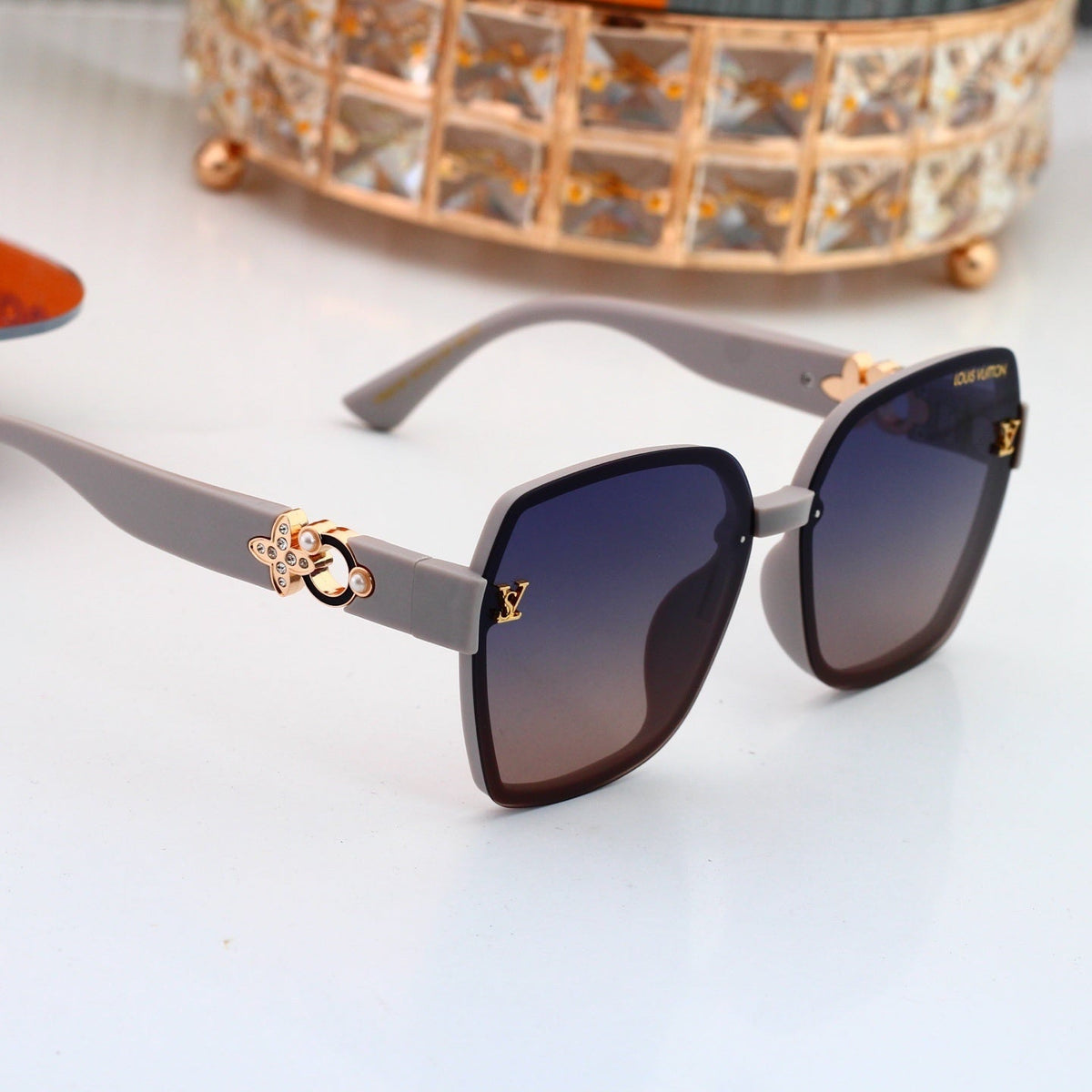 Louis vuitton Oversized Sunglasses with Diamond Flower 0915 Butterfly